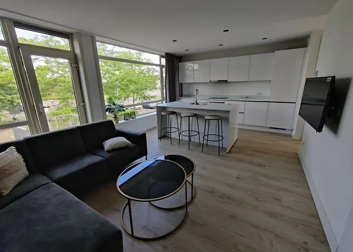 B 4p Free Public Parking